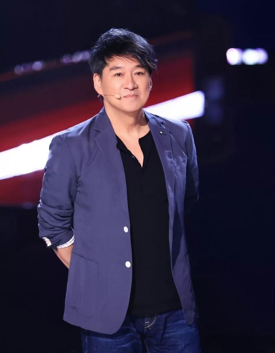 華富邨山環水抱的格局，被視為風水寶地，屋邨名人輩出，周華健曾在訪問談及華富邨生活的快樂時光，與鄰里關係亦佳。（圖片來源：香港電影金像獎fb專頁）