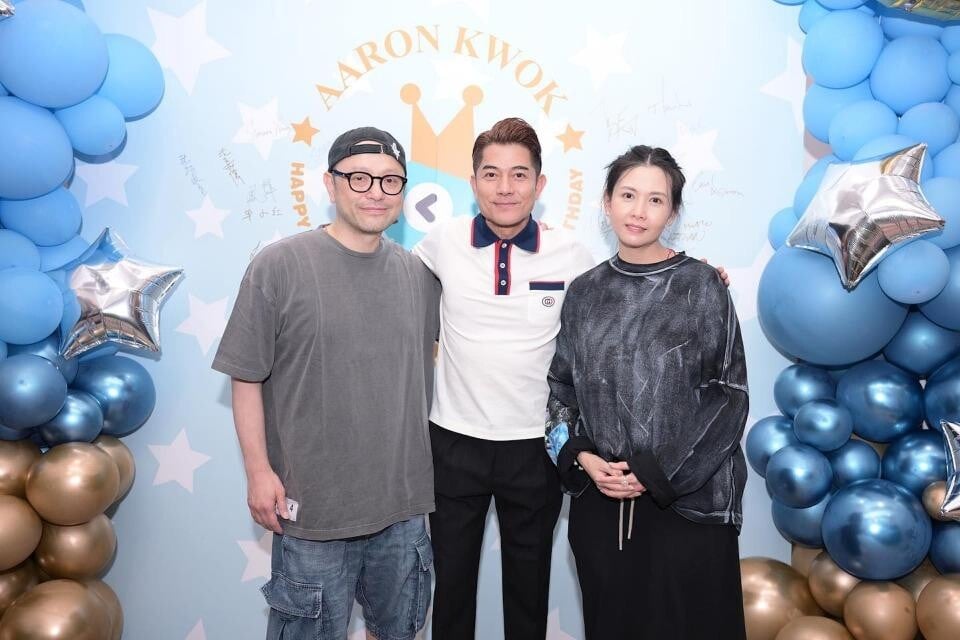 華富邨山環水抱的格局，被視為風水寶地，屋邨名人輩出，時裝集團I.T.老闆沈嘉偉亦在華富邨長大。圖為沈嘉偉（右）與太太邱淑貞（左）2023年出席郭富城生日派對。（圖片來源：香港電影金像獎fb專頁）