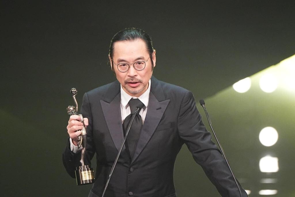 華富邨山環水抱的格局，被視為風水寶地，屋邨名人輩出，憑《大隻佬》、《神探》和《神探大戰》三奪香港電影金像獎最佳編劇的韋家輝也都是在華富邨孕育成長。（圖片來源：香港電影金像獎fb專頁）