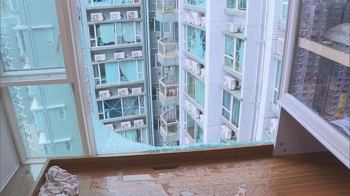 颱風吹爆窗|網民分享屋企4隻窗遭吹爆維修要5位數! 家居保險有得賠?|好裝修