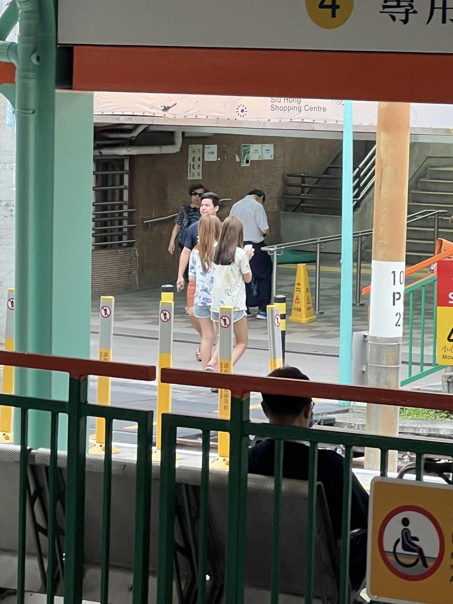 有屯門街坊發現，兩名少女於街頭穿疑似睡衣，周街問途人借5蚊搭巴士( fb群組「屯門友」)