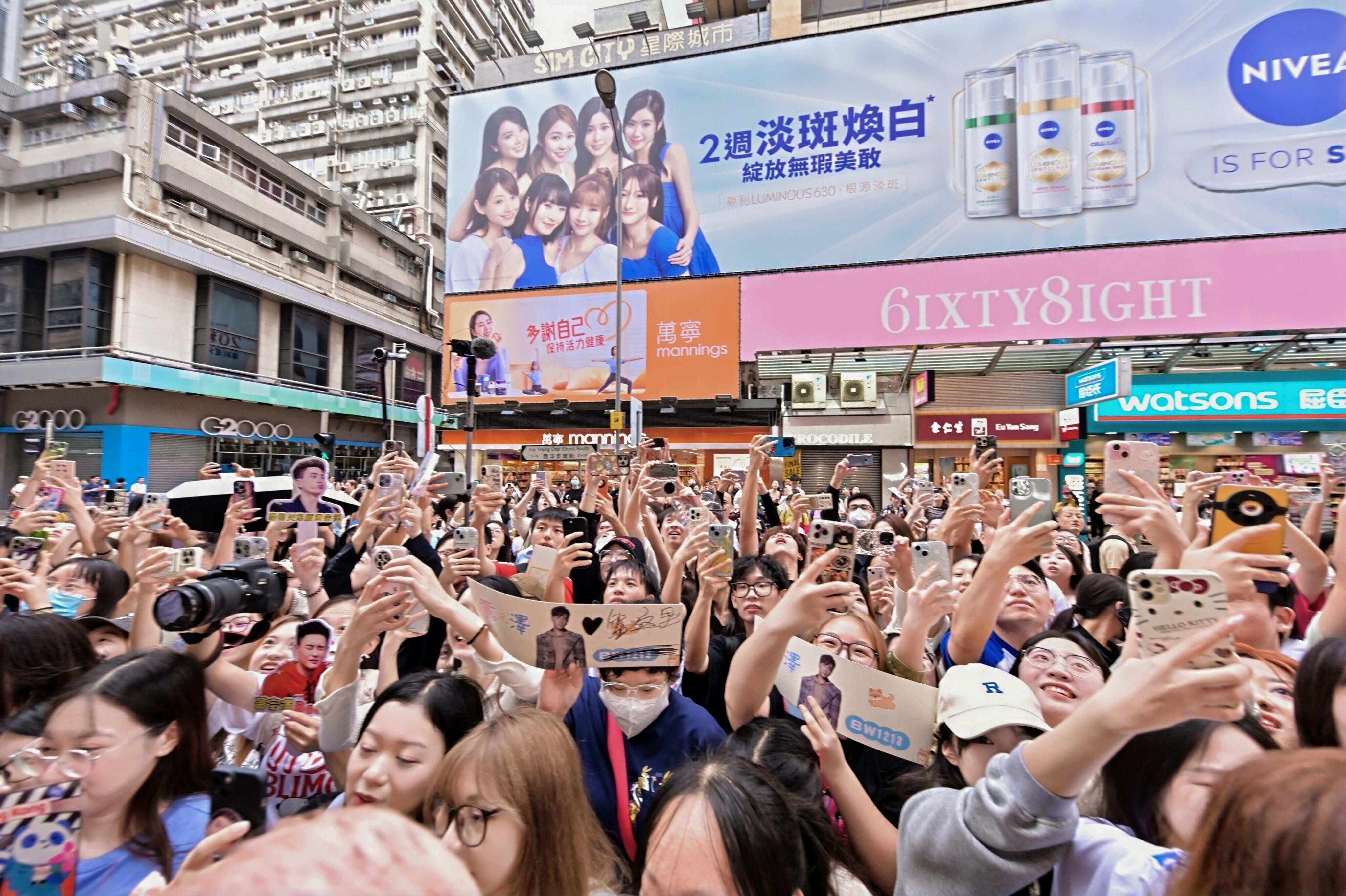 黃宗澤主持開幕活動獲陳瀅蔡潔撐場，吸引大批途人圍觀，場面墟冚。