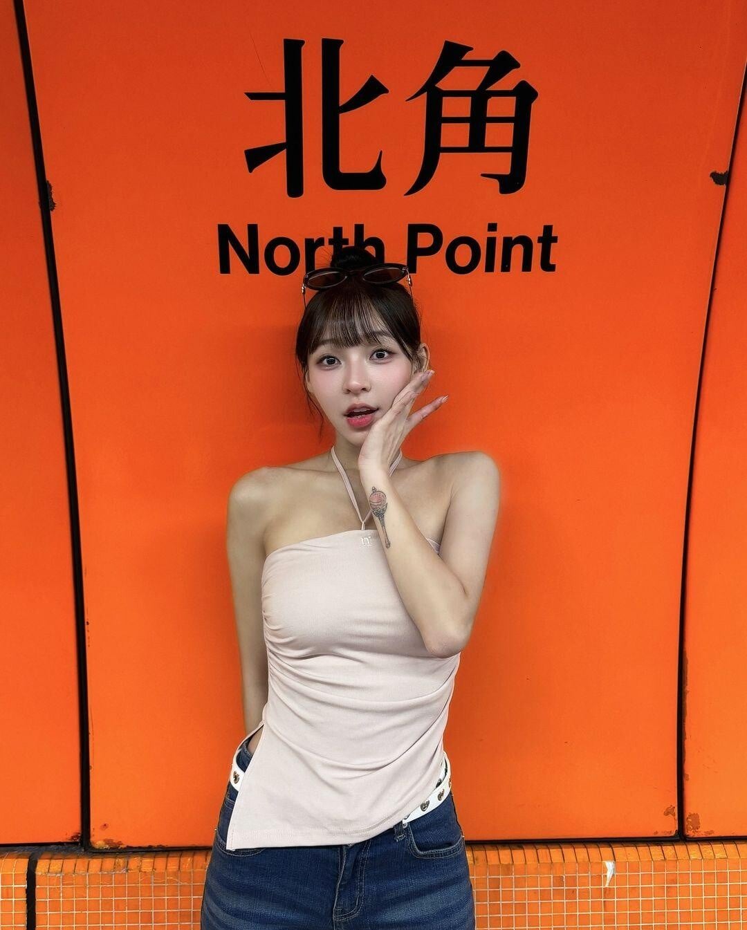 林襄再度訪港，搭港鐵到北角站打卡。
