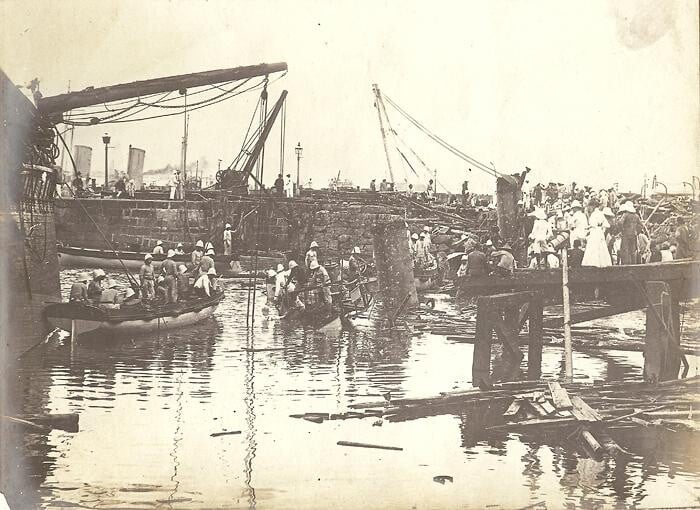 一位英軍士兵收藏的「丙午風災」照片。(香港海事博物館)