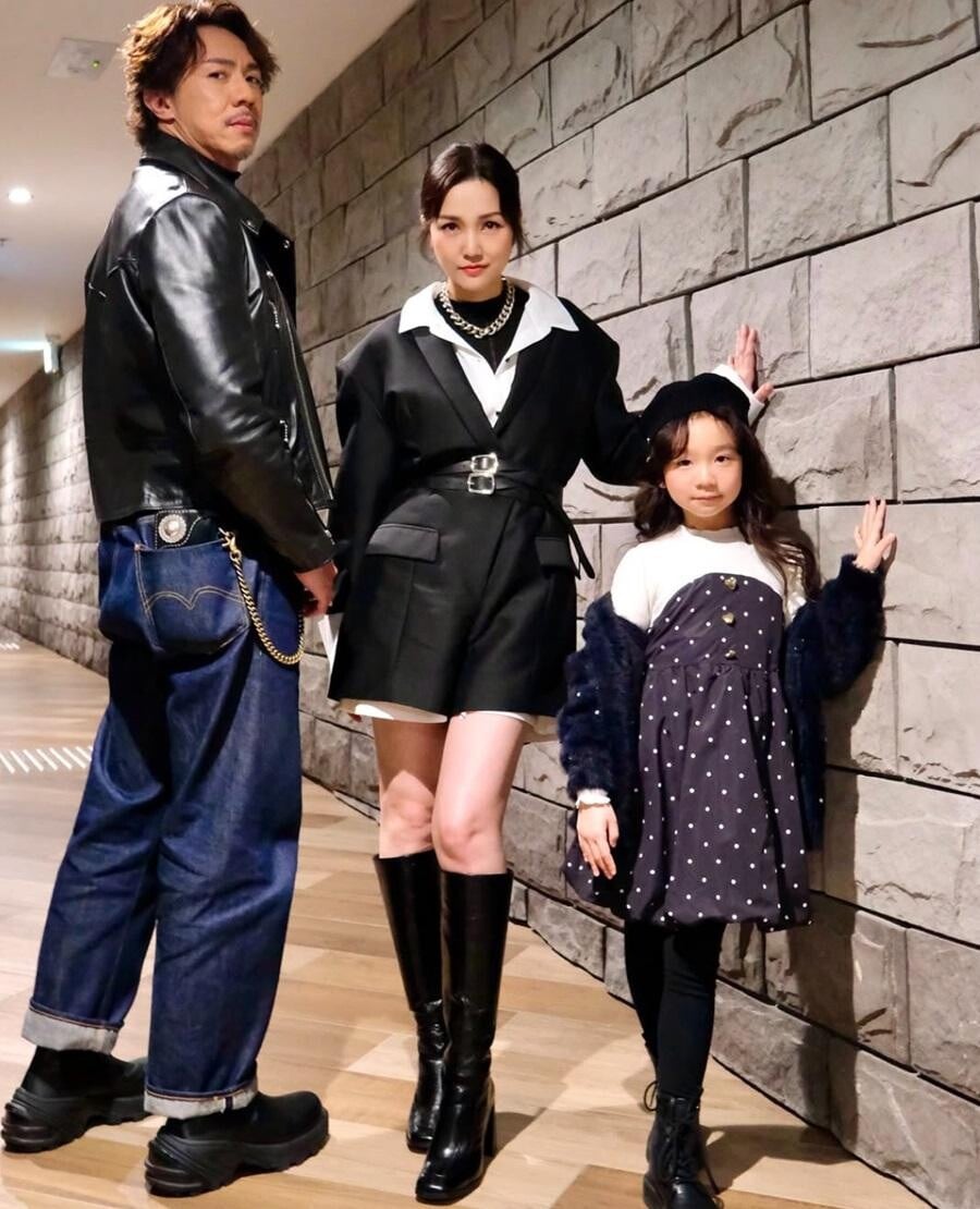 阿聰阿Kay加Kakaball一家人襯晒衫。