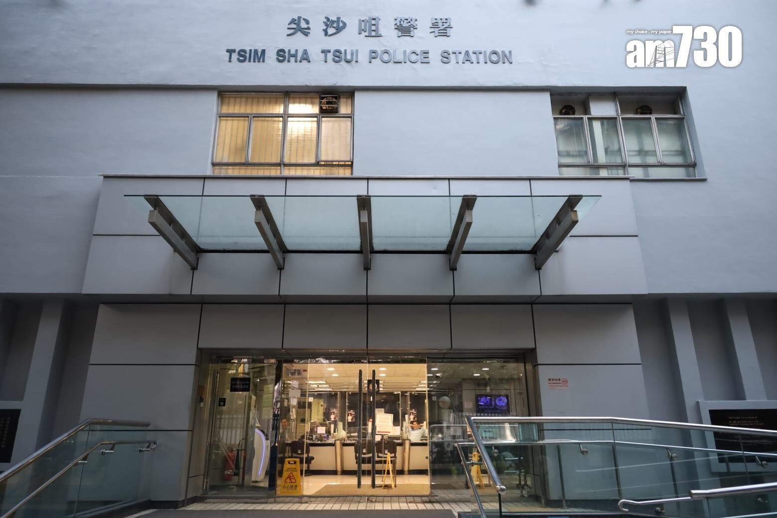 一名報稱隸屬國安處的39歲男警去年休班時涉在尖沙咀港鐵站偷拍穿女子裙底被捕後,在尖沙咀警署企圖搶槍輕生,上月在西九龍裁判法院(暫代區域法院)承認偷拍及企圖無牌管有槍械兩罪。案件今日(7月13日)判刑,被告判囚20個月4星期。