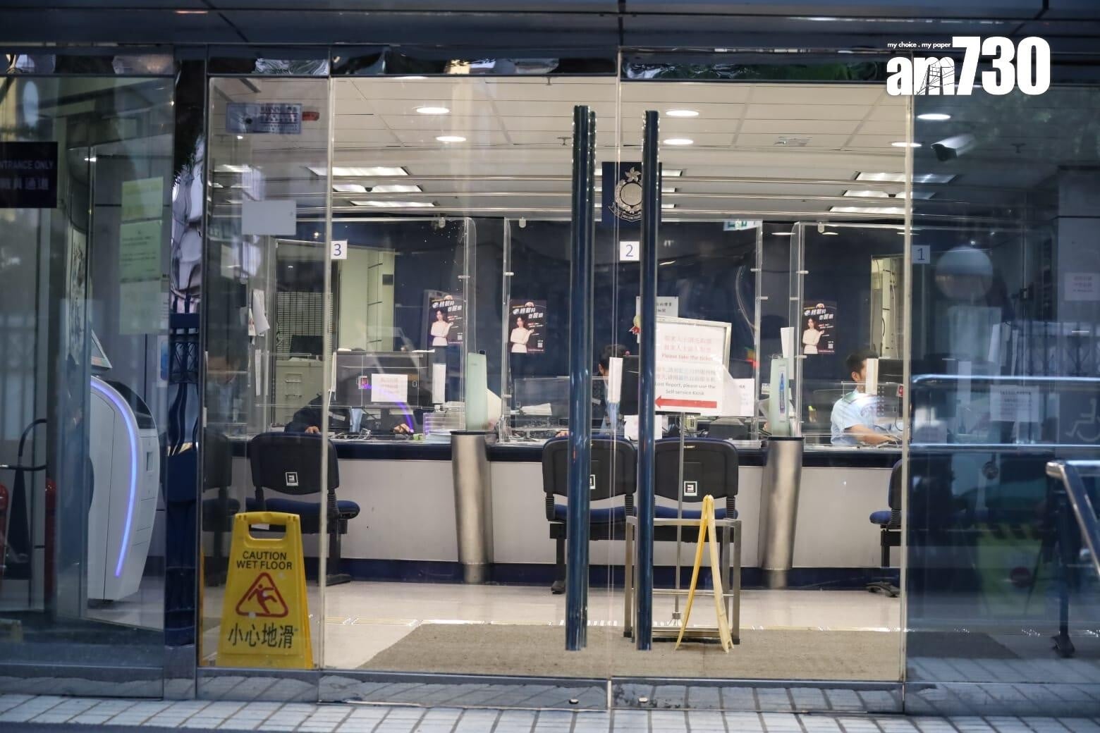 一名報稱隸屬國安處的39歲男警去年休班時涉在尖沙咀港鐵站偷拍穿女子裙底被捕後,在尖沙咀警署企圖搶槍輕生,上月在西九龍裁判法院(暫代區域法院)承認偷拍及企圖無牌管有槍械兩罪。案件今日(7月13日)判刑,被告判囚20個月4星期。
