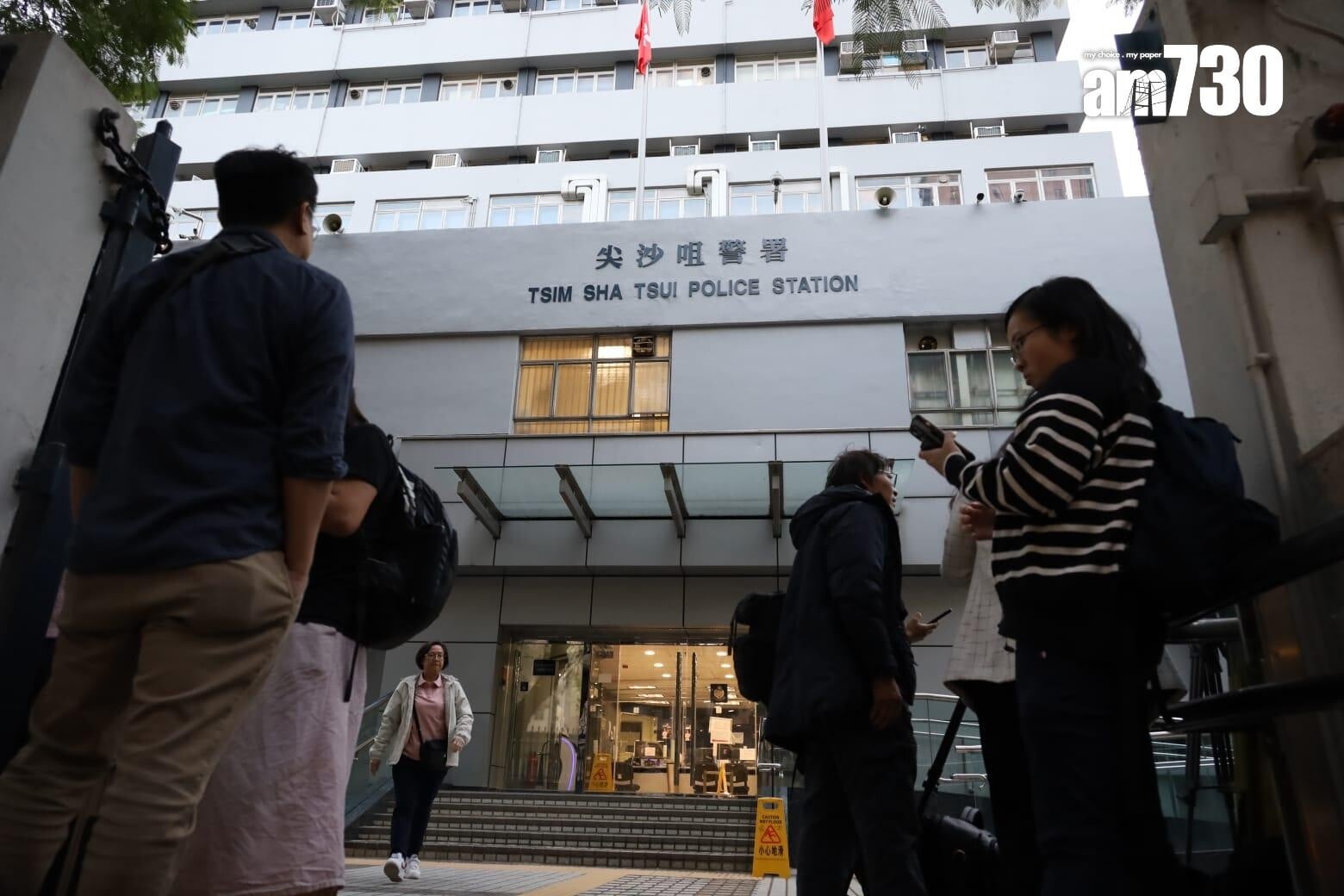 一名報稱隸屬國安處的39歲男警去年休班時涉在尖沙咀港鐵站偷拍穿女子裙底被捕後,在尖沙咀警署企圖搶槍輕生,上月在西九龍裁判法院(暫代區域法院)承認偷拍及企圖無牌管有槍械兩罪。案件今日(7月13日)判刑,被告判囚20個月4星期。