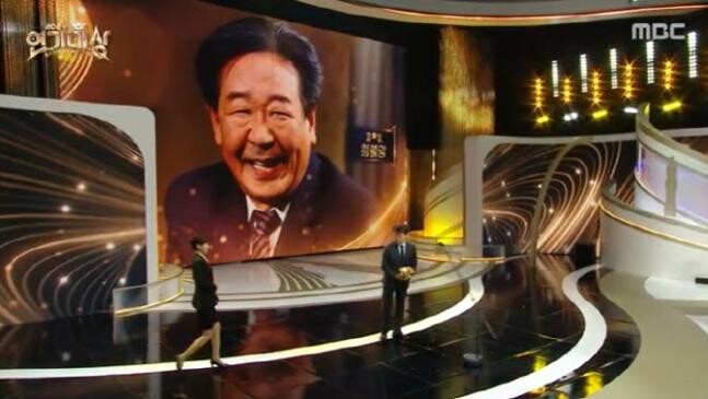 資深演員崔佛岩，獲頒「成就獎」。