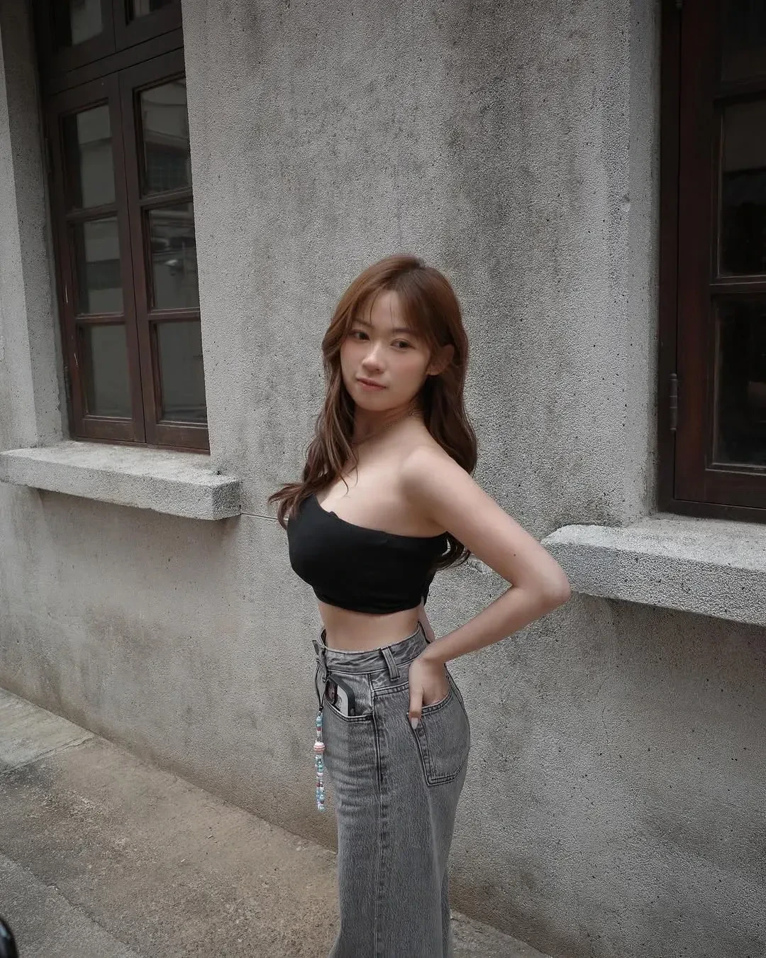 波波似乎十分清楚網民的關注點,幽默地寫道:No caption needed。