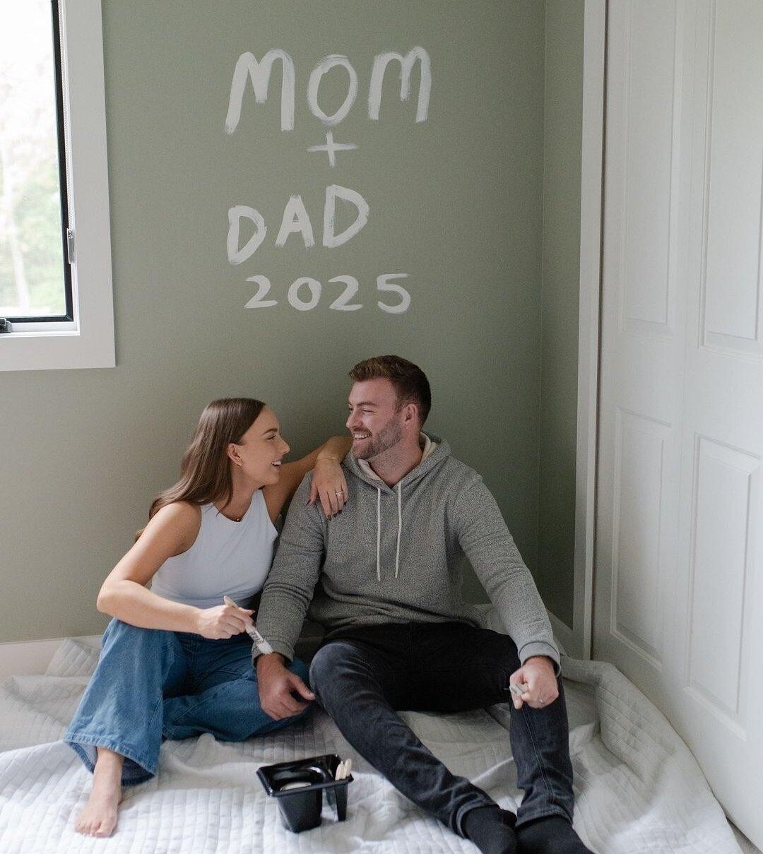 Hailey去年5月與企業家Evan McClintock結婚。