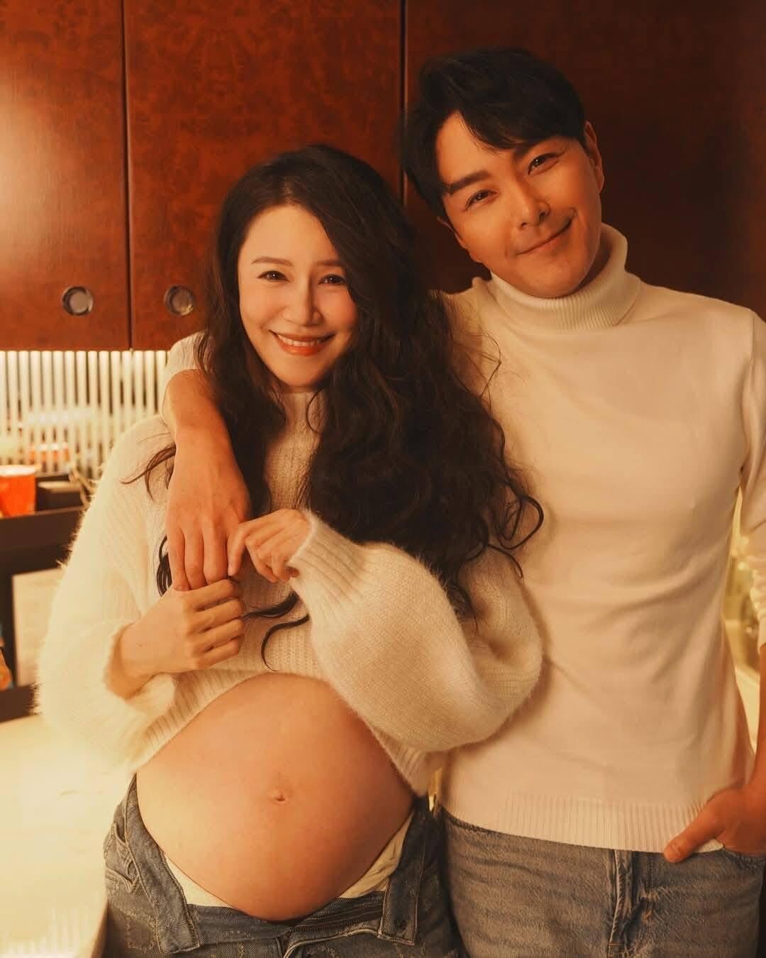 翠如大肚時,兩公婆經常以情侶套裝上陣。
