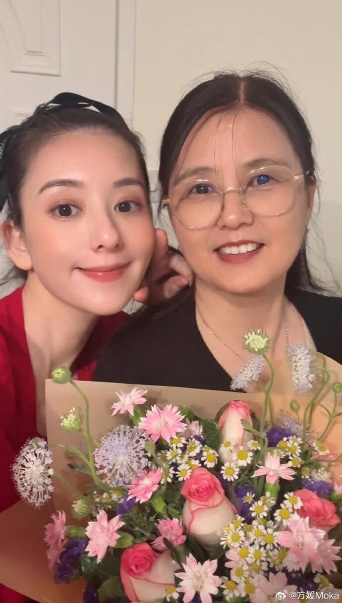 方媛與母慶祝母親節,被指孕味重因而傳出第三度有喜。