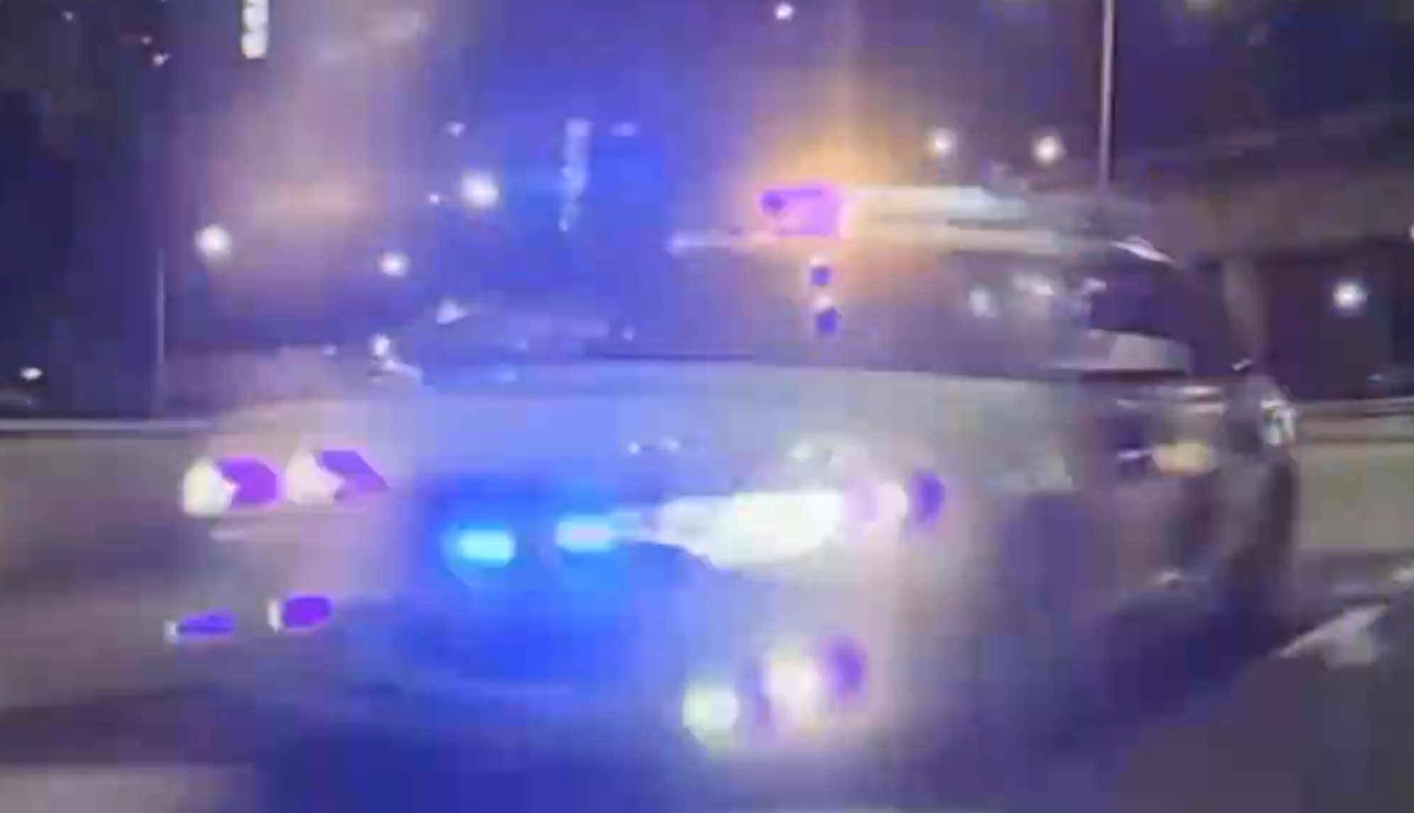 政府2024年把一部退役警車售予劏車公司後,輾轉落入一名測量師手中,他去年5月涉亮起在車上的紅藍警示燈,於荃灣、九龍灣一帶與多車追逐