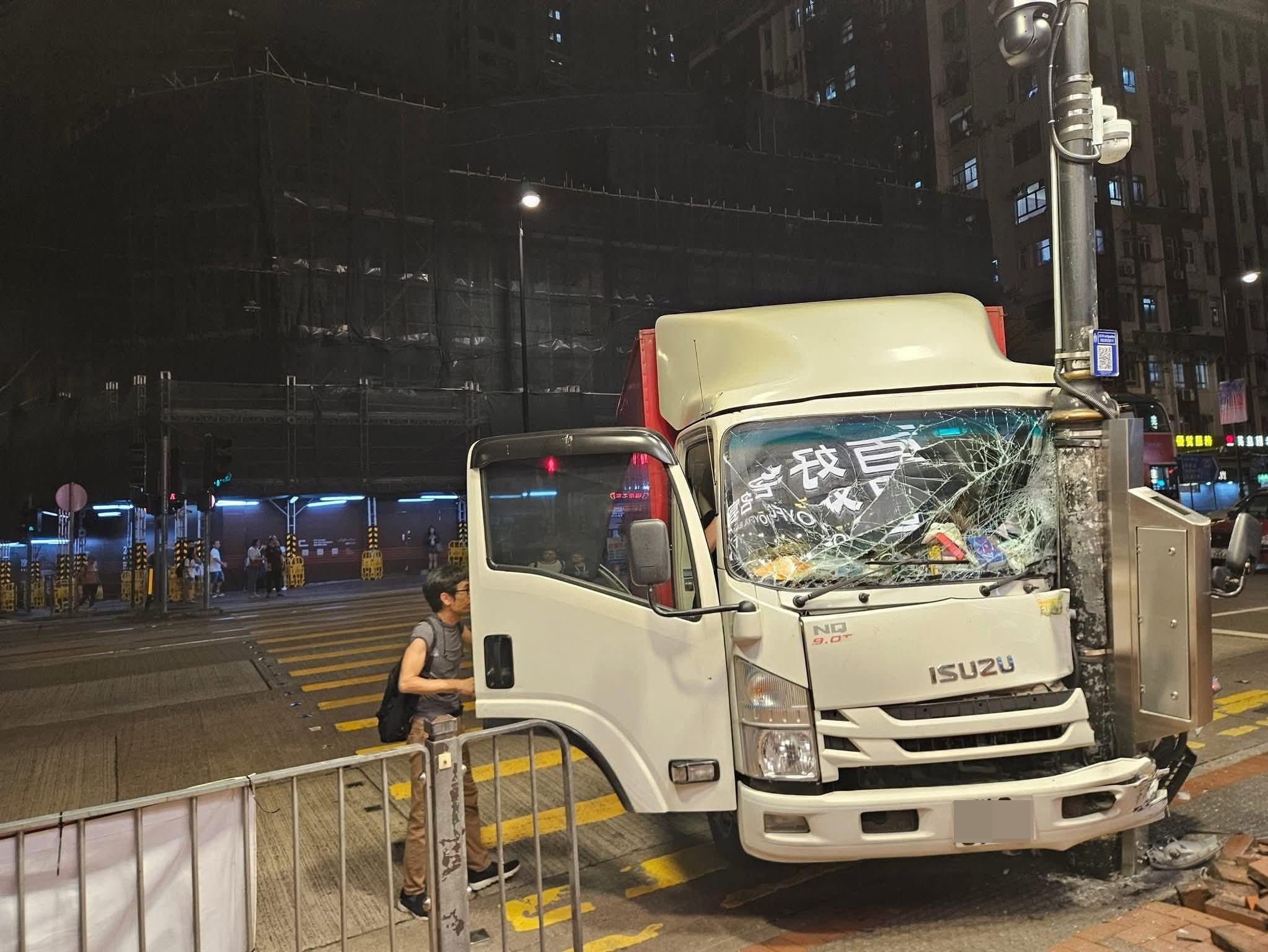 北角長命斜發生驚險車禍。（fb「香港交通及突發事故報料區」圖片）