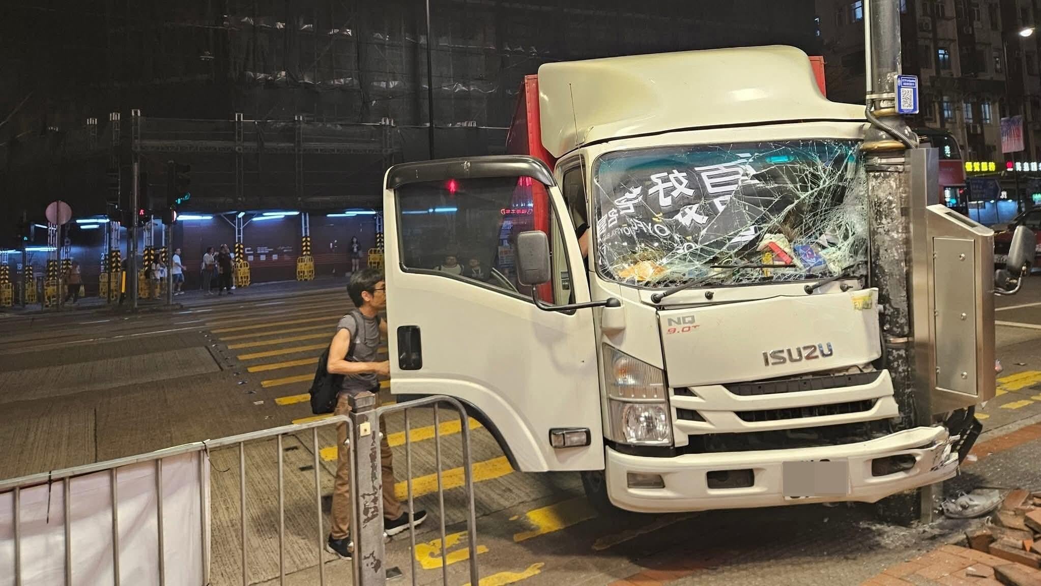 北角長命斜發生驚險車禍。（fb「香港交通及突發事故報料區」圖片）