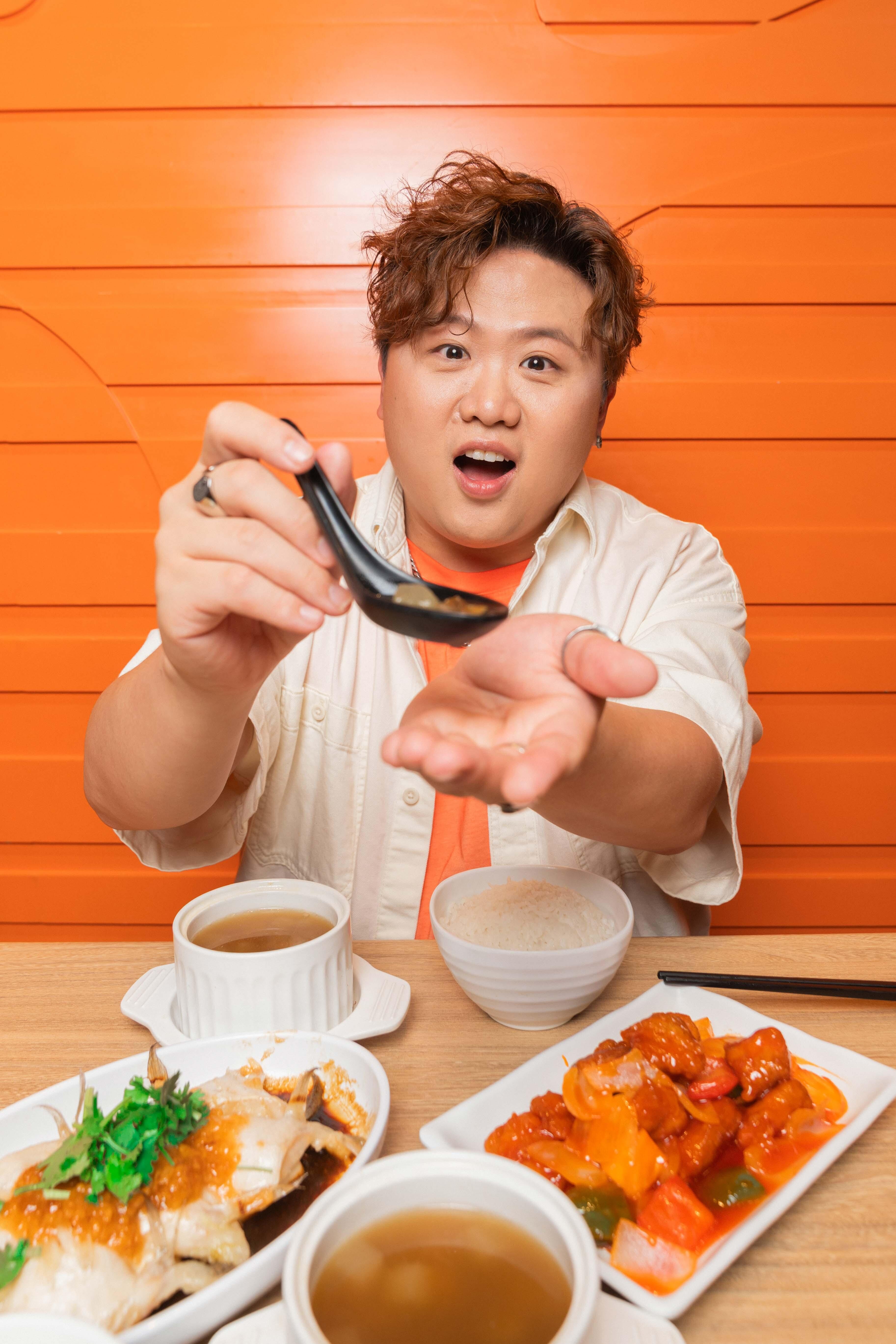 Fatboy想約女神花姐晚餐，一啖一啖餵對方飲阿活冬瓜燉湯下火。