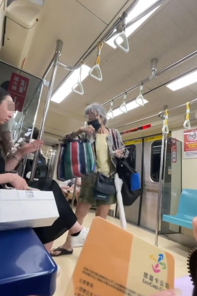 台北捷運有長者逼年輕人讓座後，雙方先後口角和動武。(網上片段截圖)