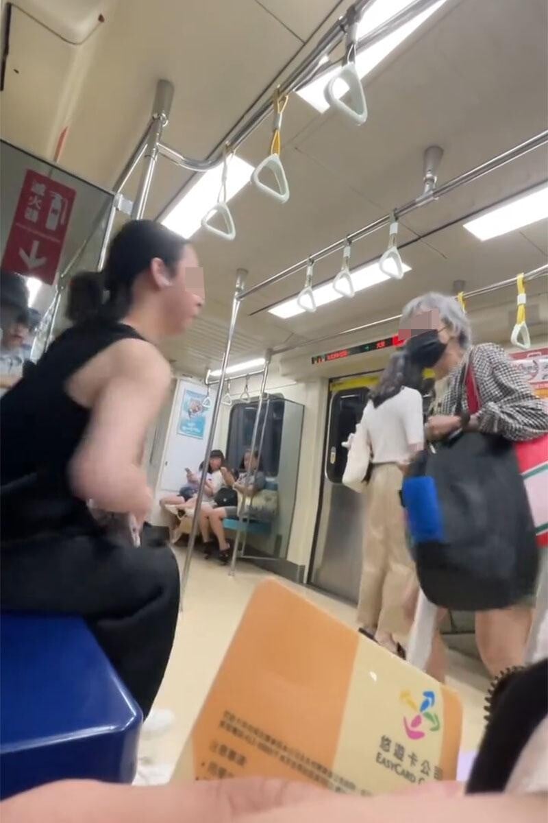 台北捷運有長者逼年輕人讓座後，雙方先後口角和動武。(網上片段截圖)