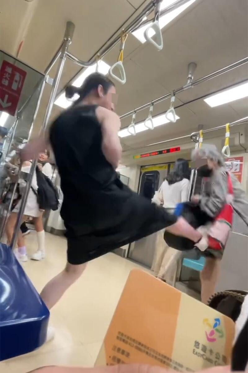 台北捷運有長者逼年輕人讓座後，雙方先後口角和動武。(網上片段截圖)