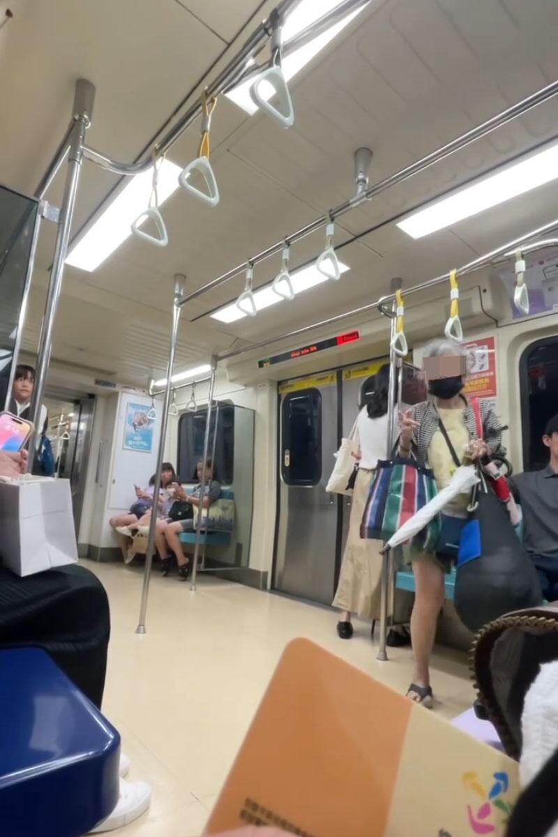台北捷運有長者逼年輕人讓座後，雙方先後口角和動武。(網上片段截圖)