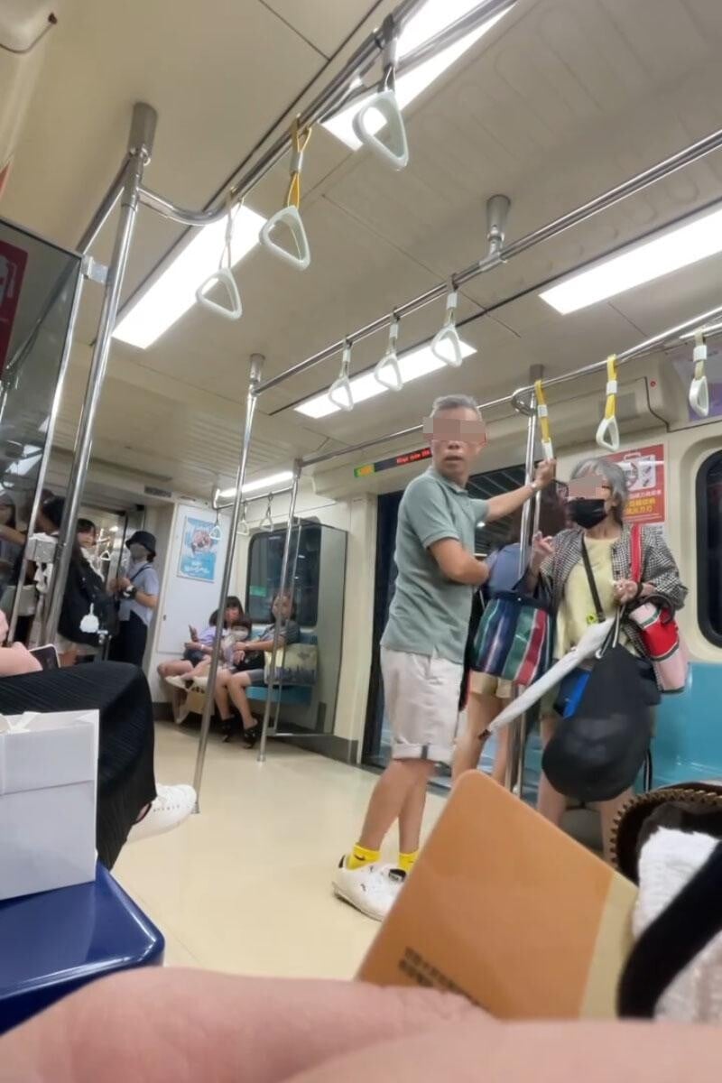 台北捷運有長者逼年輕人讓座後，雙方先後口角和動武。(網上片段截圖)