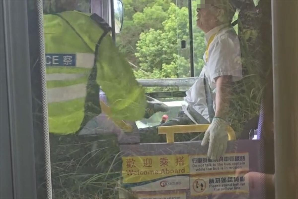 羅志剛去年駕駛期間,突然有一支鐵通插入擋風玻璃並直捅胸口。(Threads影片截圖)
