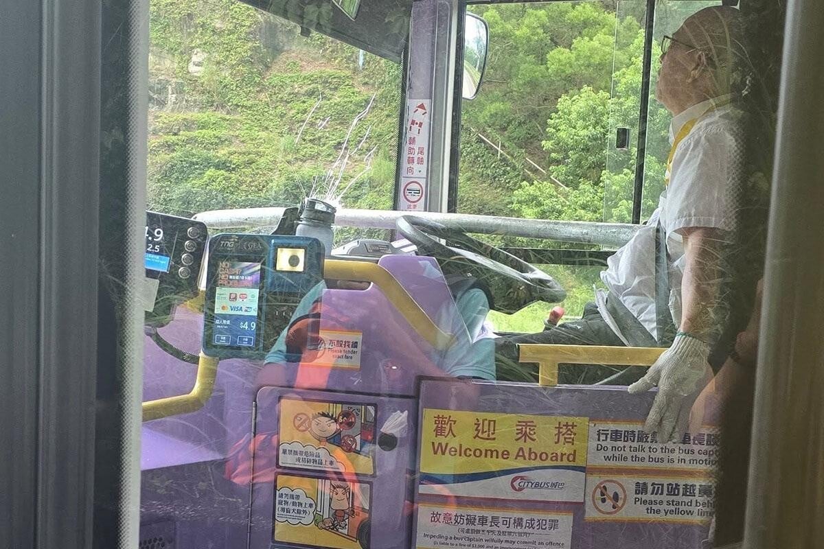 羅志剛去年駕駛期間,突然有一支鐵通插入擋風玻璃並直捅胸口。(Threads圖片)