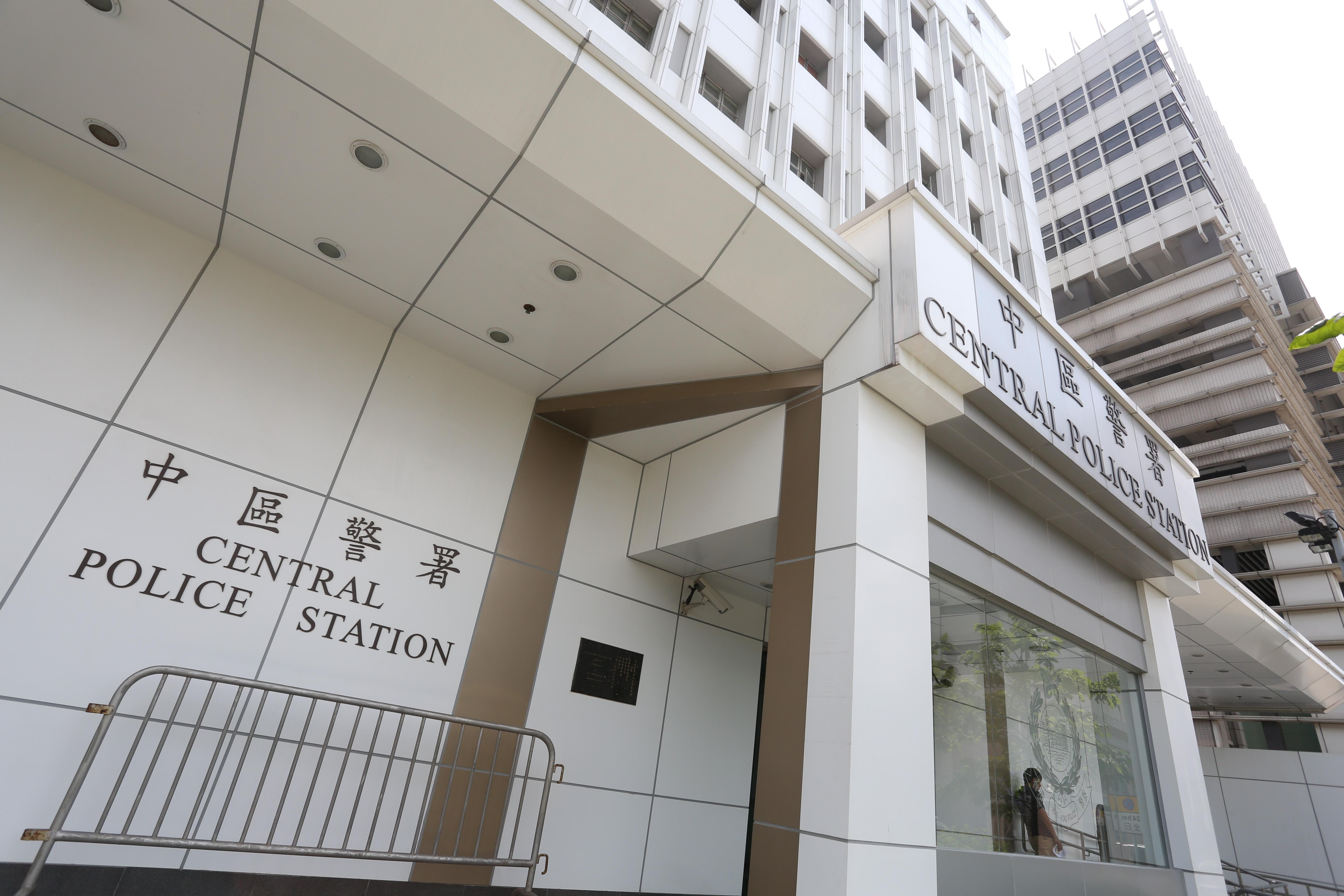 中環閣麟街招牌墮下 男途人遭擊傷 警拘八旬婦