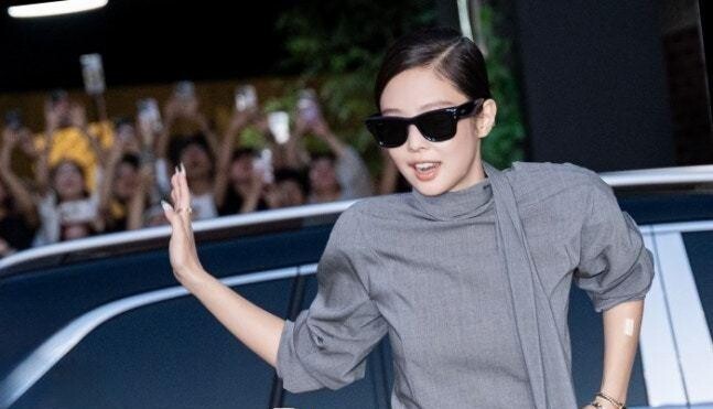 身穿Jacquemus 2025秋冬最新系列灰色系套裝的Jennie,時尚極佳品味。