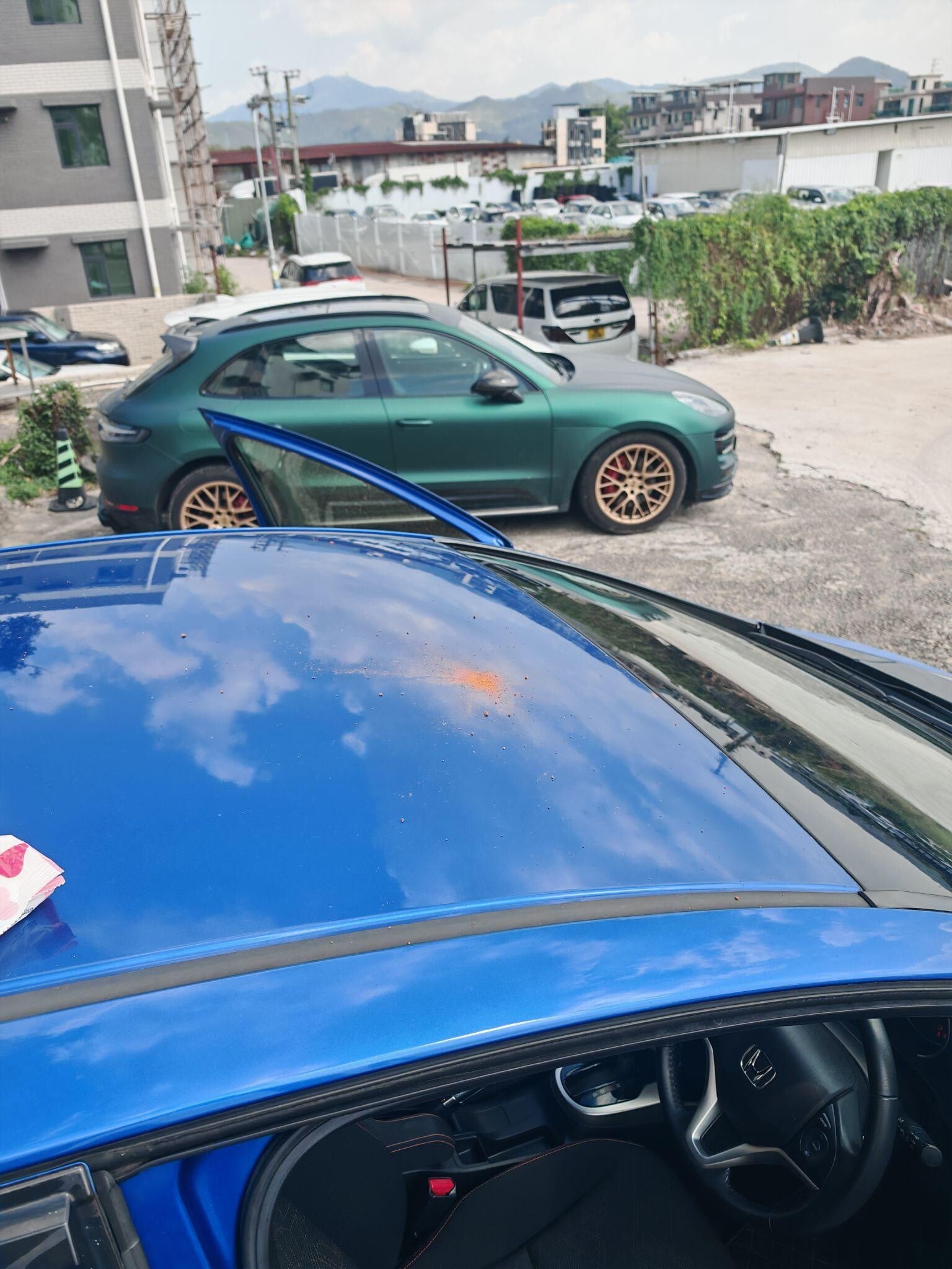 有網民上傳照片指自己的車頂亦中招。(Facebook 車cam L(香港群組))