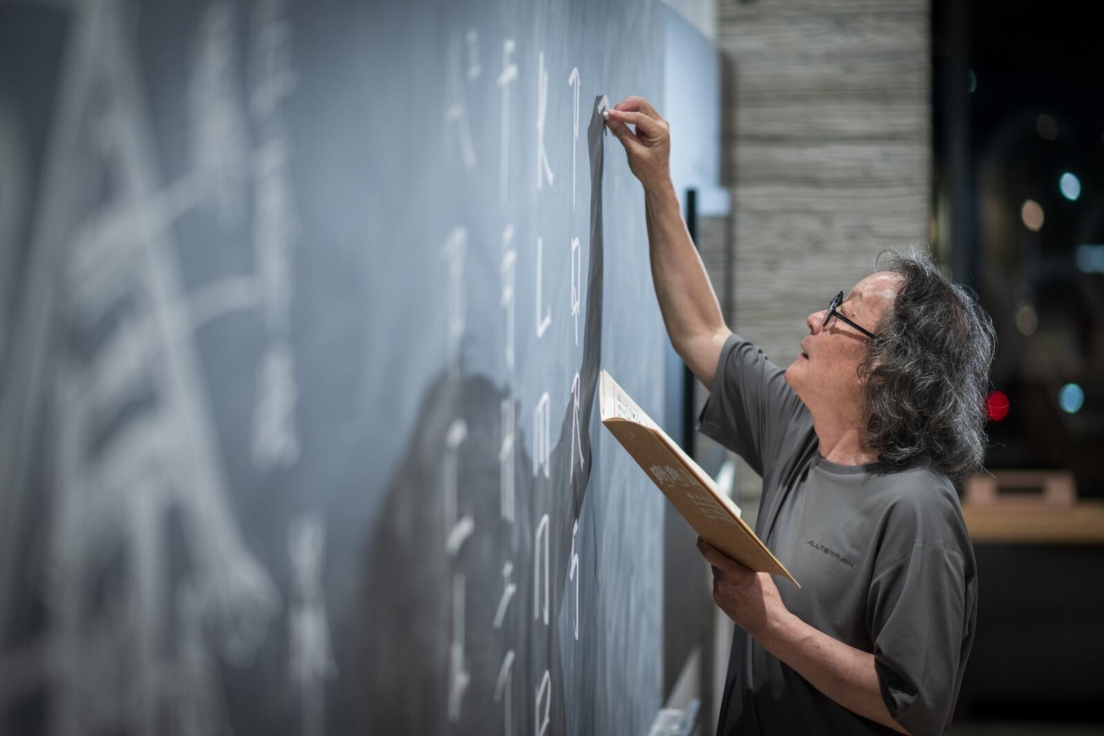 徐冰創作早期,曾自刻方塊字方式,開始創作新的漢字,3年間刻了逾4千多個無人能懂的漢字。