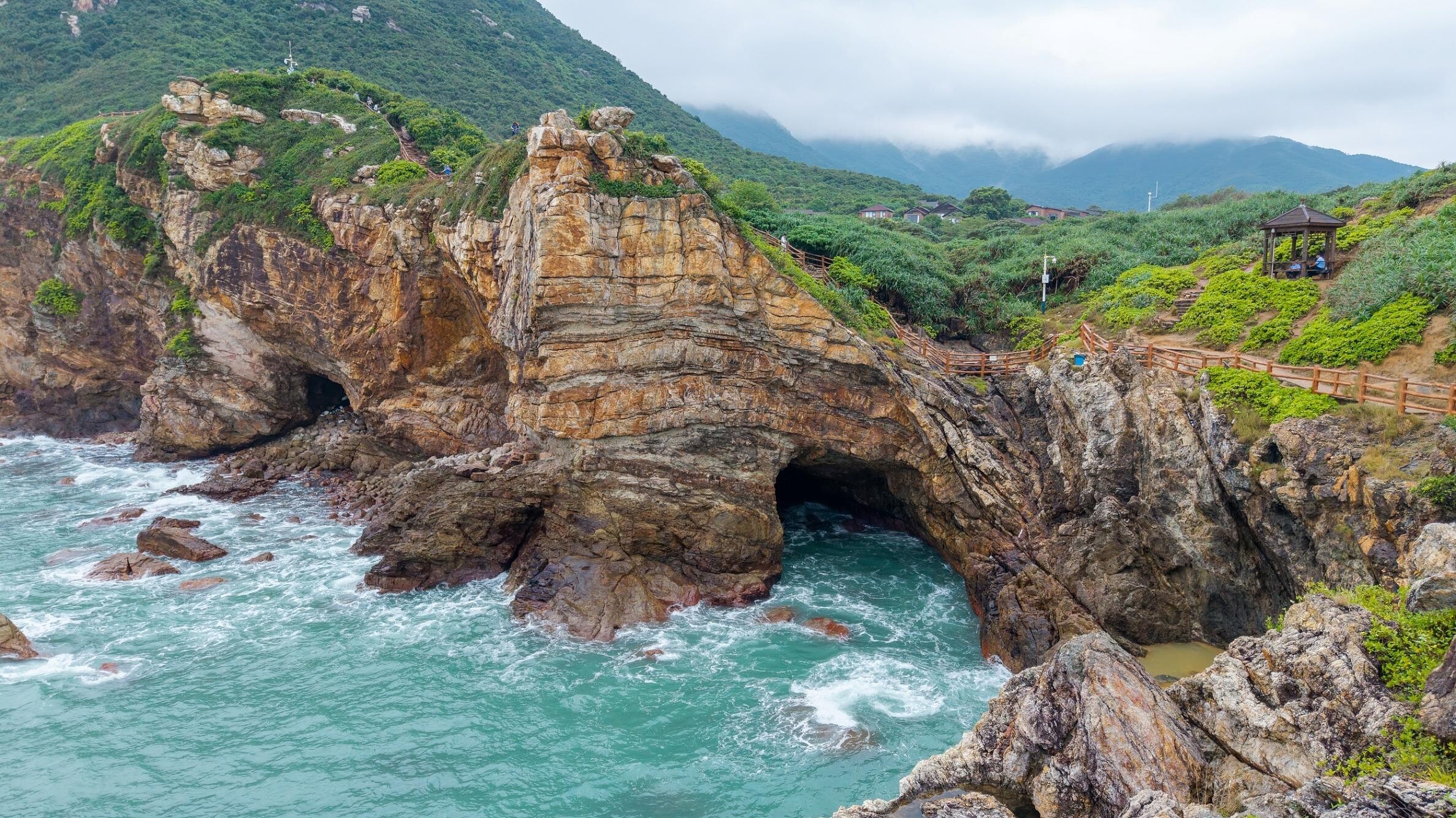 大鵬半島國家地質公園的「美人魚洞」,可以觀賞到不同的海蝕地貌及風化石頭。(圖片來源:視覺中國)