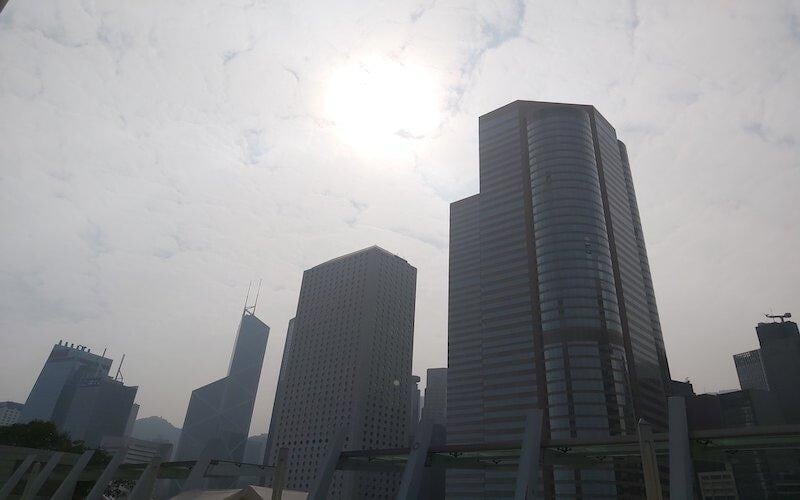 IFC的空中花園。走進IFC商場後,乘搭扶手電梯到最上層,推開玻璃門就可到達。