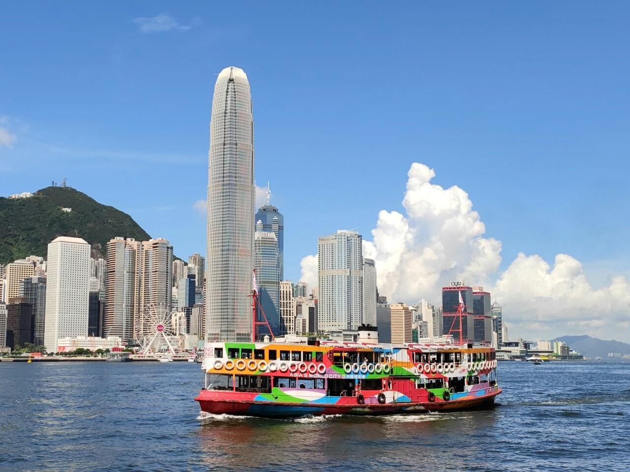 在中環上班的打工仔,放工時可以考慮乘坐天星小輪吹吹海風。
