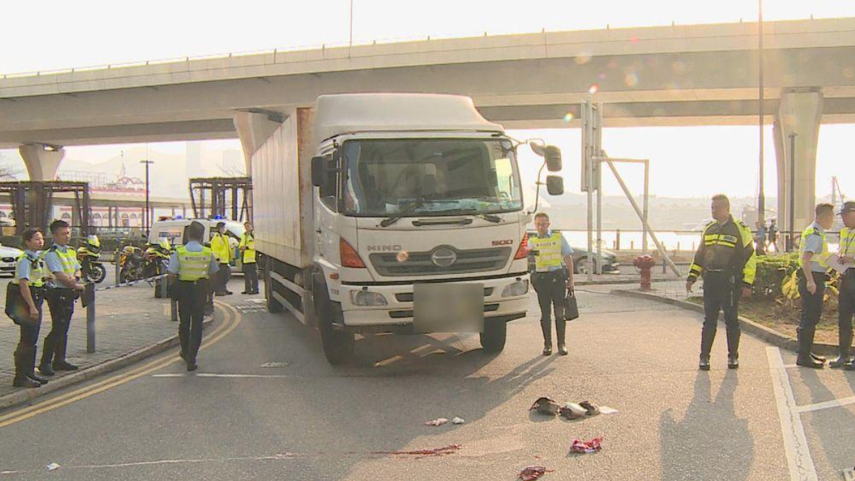 一名懷胎4個月的31歲孕婦，2024年1月在觀塘橫過馬路時，被一輛貨車撞倒昏迷，兩日後不治，腹中胎兒亦未能保住，涉案的貨車男司機被控「危險駕駛引致他人死亡」罪開審(HOYTV截圖)