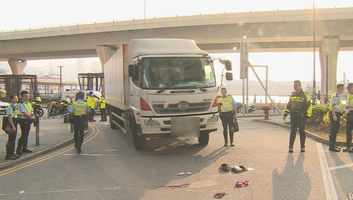 一名懷胎4個月的31歲孕婦,2024年1月在觀塘橫過馬路時,被一輛貨車撞倒昏迷,兩日後不治,腹中胎兒亦未能保住,涉案的貨車男司機被控「危險駕駛引致他人死亡」罪(HOYTV截圖)