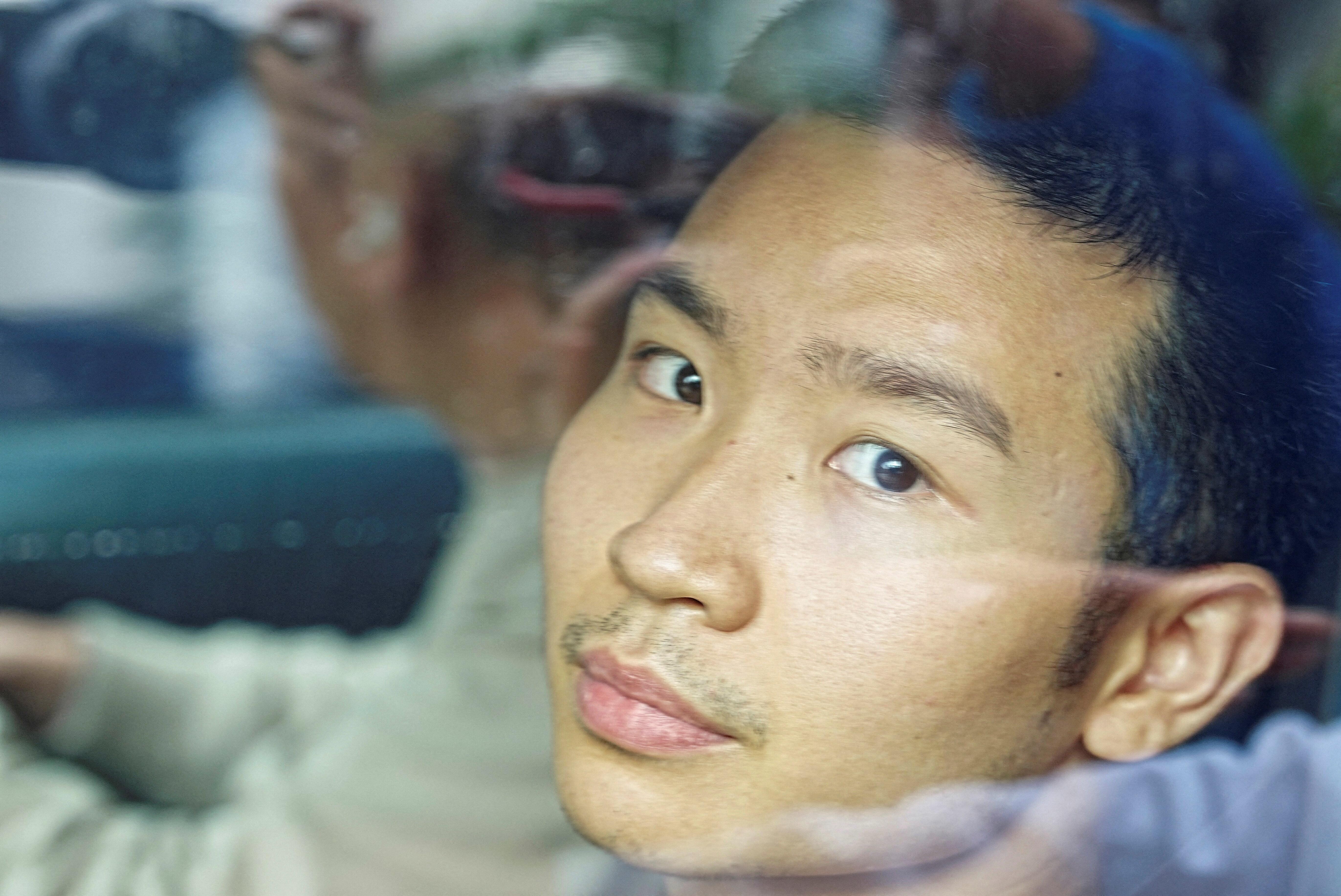 中大學生關靖豐獲警方准保釋候查，坐的士離開長沙灣警署(路透社)