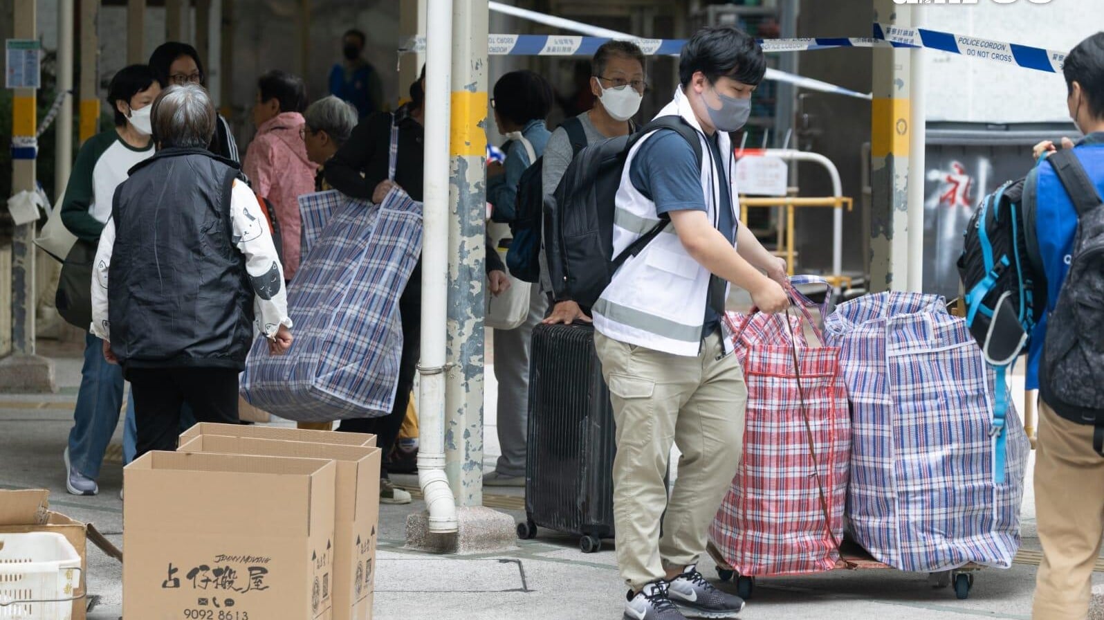 大埔宏福苑五級火，未波及的宏志閣住戶曾准返回單位取重要物品。（蘇文傑攝/資料圖片）