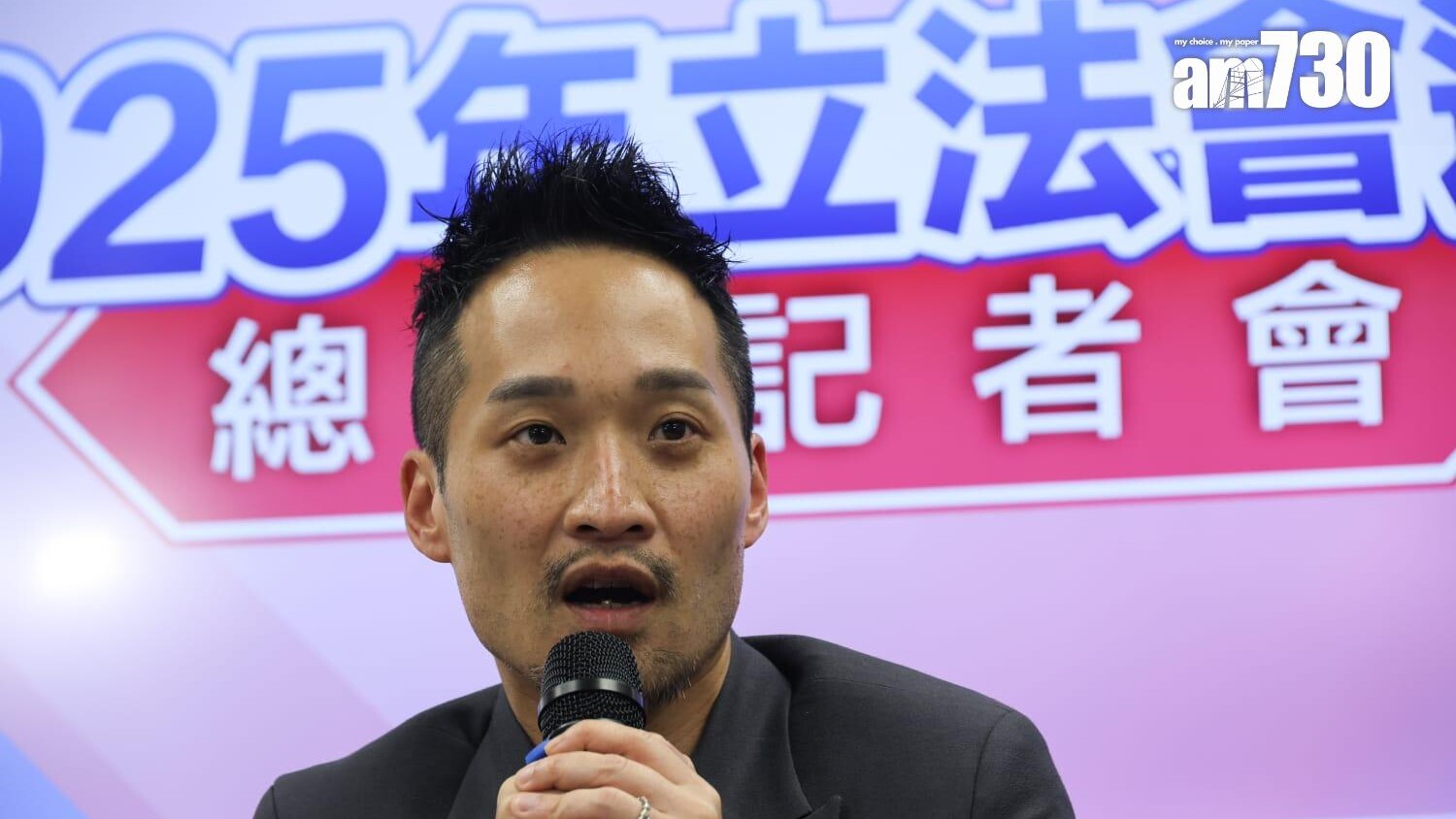 何敬康表示很榮幸得到連任機會，未來會專注做好議員工作，期望將議政水平進一步提高。(周令知攝)
