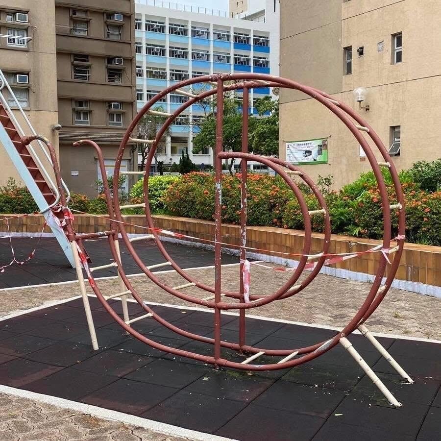大埔宏福苑五級大火後,多個位於宏福苑外的兒童遊樂設施被拆除,包括經典鐵滑梯、毛毛蟲爬行架等。(everyday.9upper@Threads)