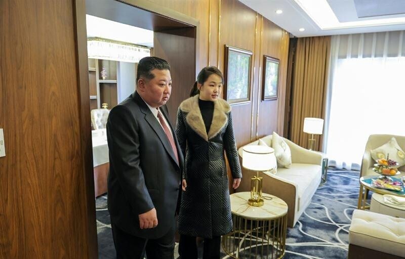 金正恩視察期間,可見被外界視為潛在接班人的金主愛一直陪同在側。(勞動日報)