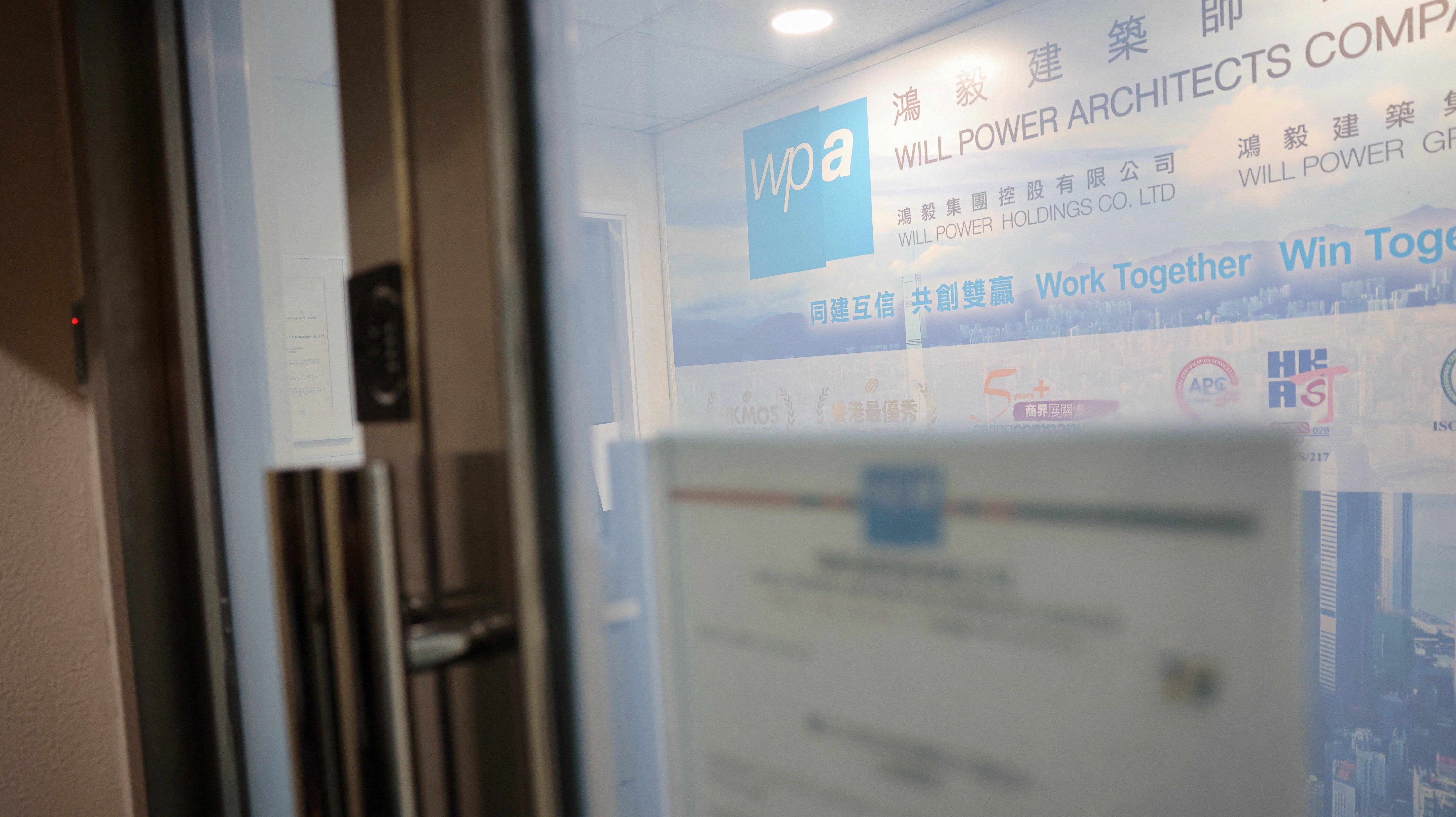 大埔宏福苑五級火釀百多人罹難，廉政公署就大維修工程展開貪污調查，日前拘捕工程顧問公司「鴻毅建築師有限公司」兩名董事，並到他們的辦公室和住所檢獲相關工程文件及銀行紀錄。(路透社)