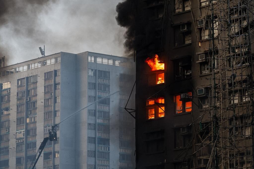 大埔宏福苑五級火造成至少159人死亡、79人受傷,31人失蹤,不少人情緒受困。(資料圖片/AP)