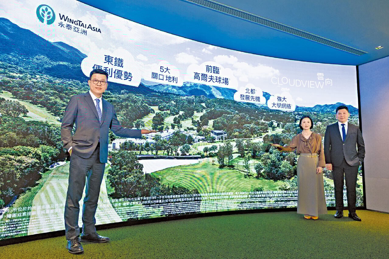 楊聰永(左)稱，雲向自公布樓書後累收約2,000個查詢。(蘇文傑攝)