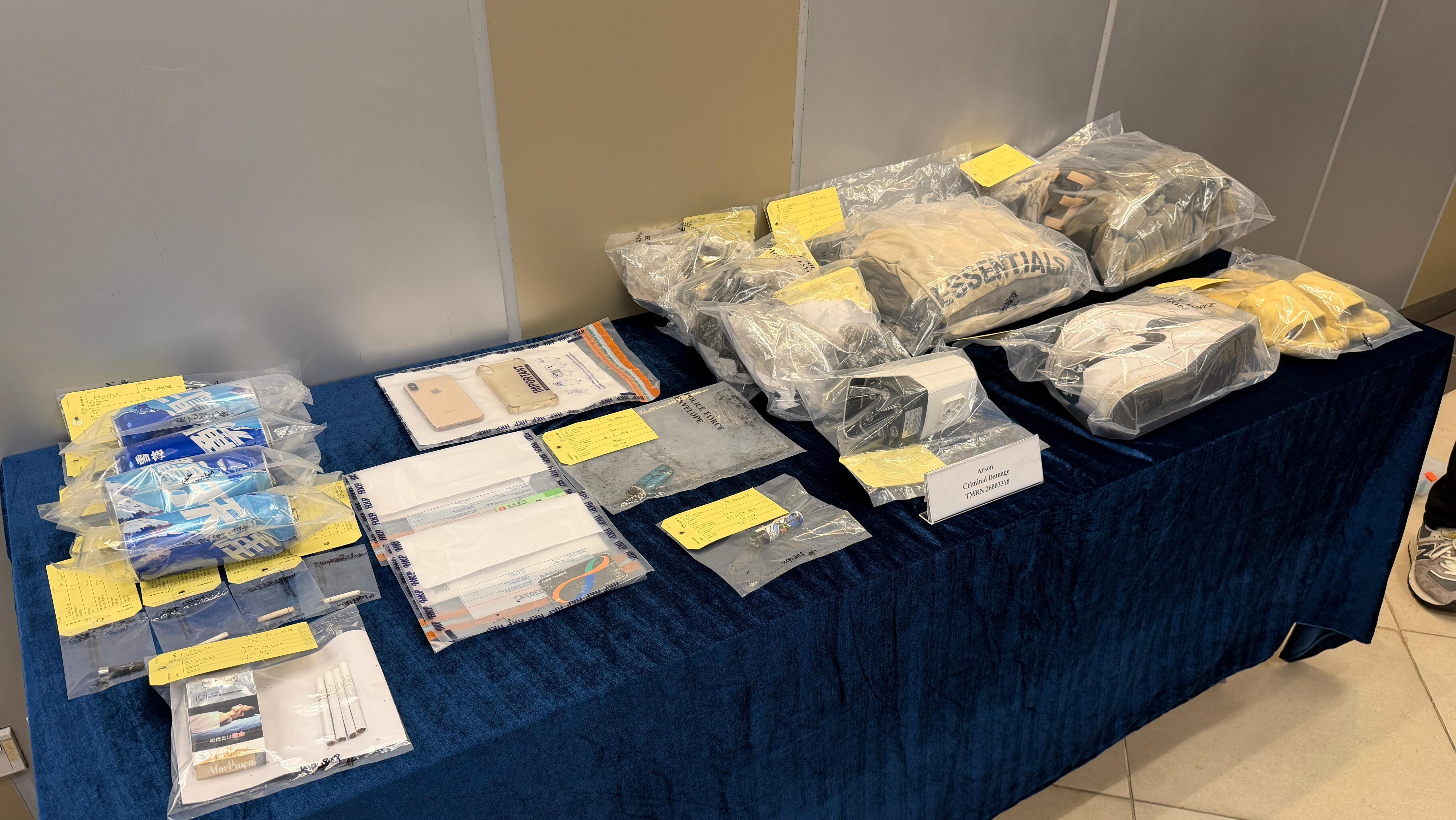 屯門昨日凌晨有多輛私家車、單車及電單車起火，兩男以涉嫌刑事毀壞及縱火被捕。