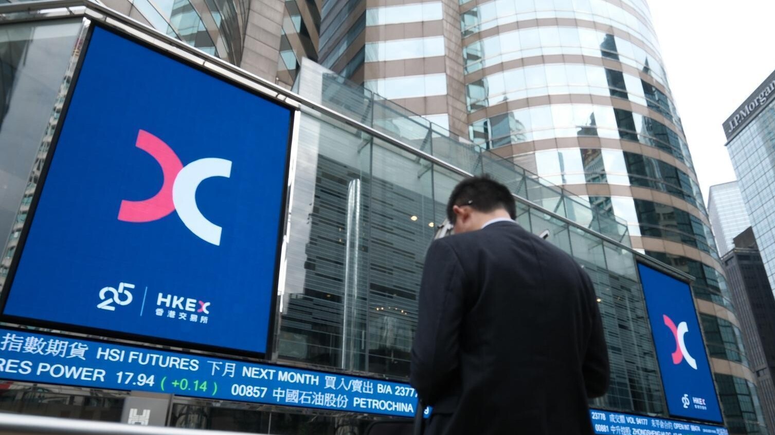 恒生指數低開199點，報27,627點。