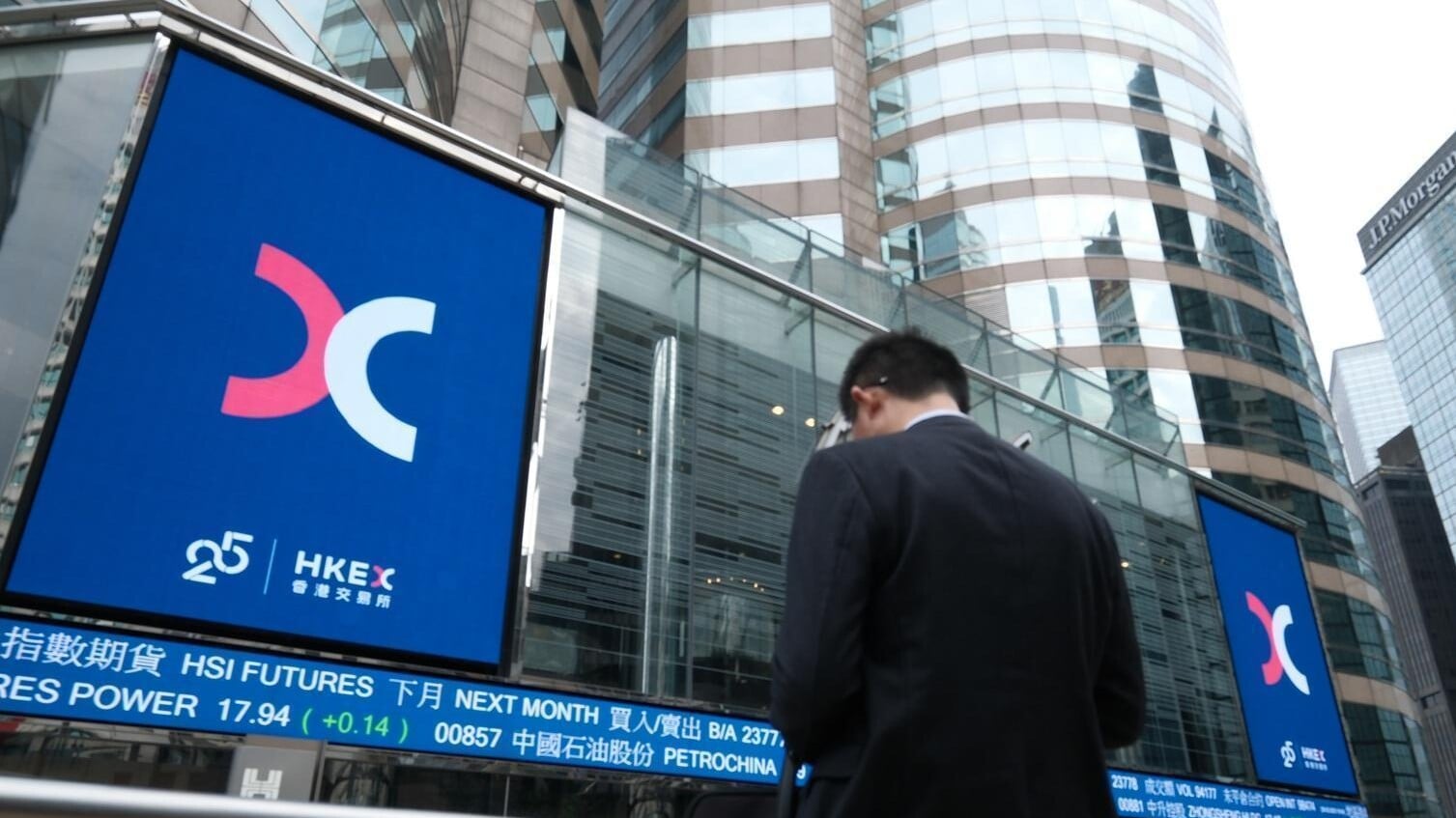 恒生指數低開55點，報27,210點。(資料圖片)