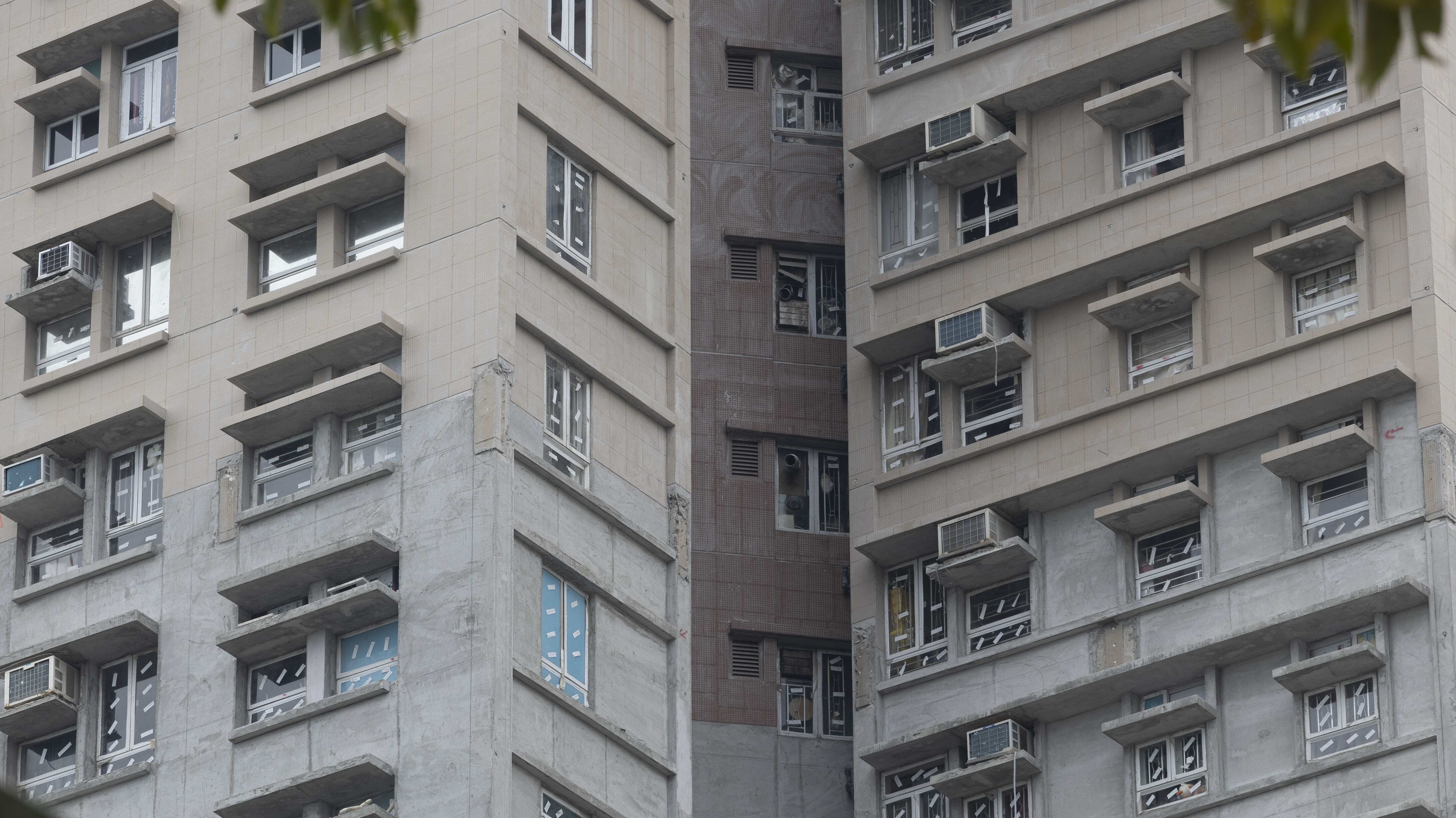 大埔宏福苑五級大火後樓宇情況。(蘇文傑攝)