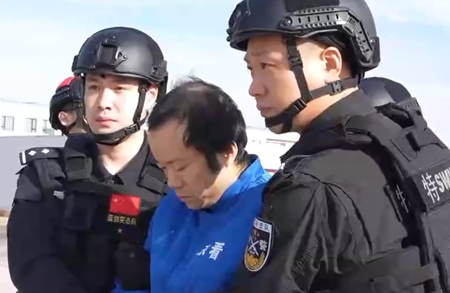 公安部將涉嫌詐騙的「太子集團」華裔創辦人兼董事長陳志押解回國。(央視新聞)